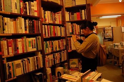 [实体书店的困境与出路]实体书店的出路：落户社区，多元化拯救未来