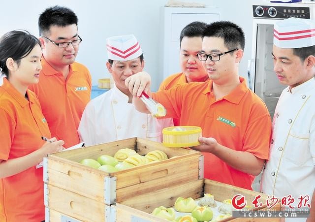 昨日，卢启辉（右二）带着自己的创业团队在对新出笼的果蔬新品包点进行“味道”和“健康”分析。长沙晚报记者 贺文兵 摄