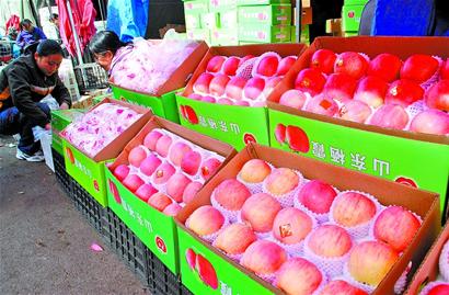 济南市区一家市场上的苹果摊。
